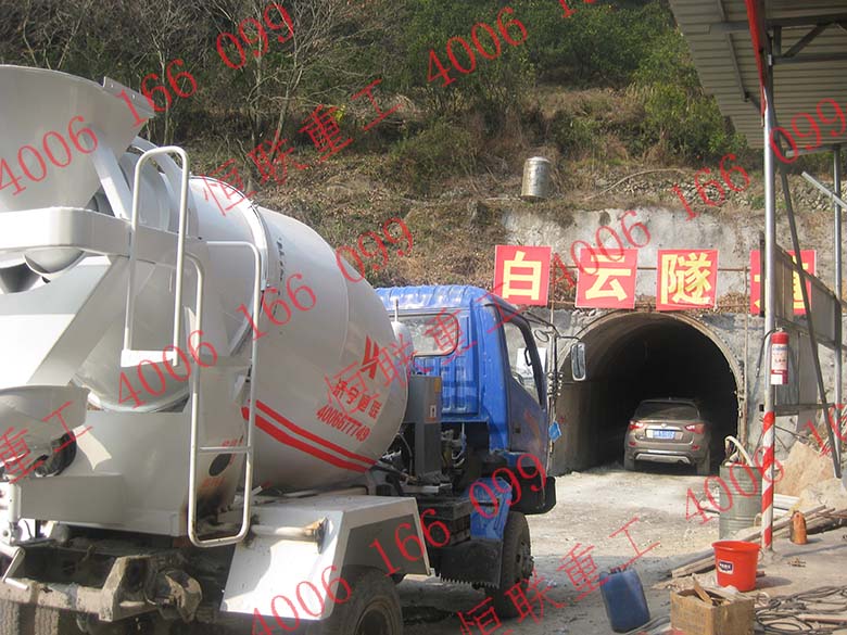 小型攪拌車在白云隧道施工現(xiàn)場