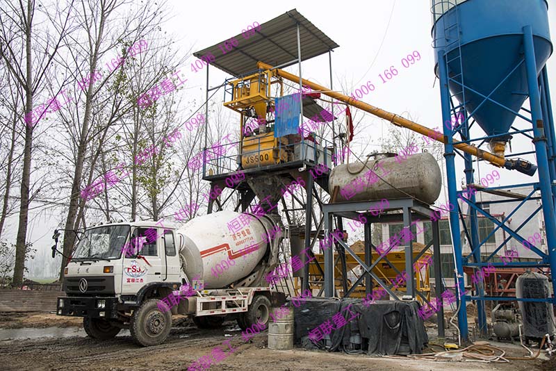 河南省新鄉(xiāng)市水泥攪拌車在小型攪拌站現(xiàn)場(chǎng)圖