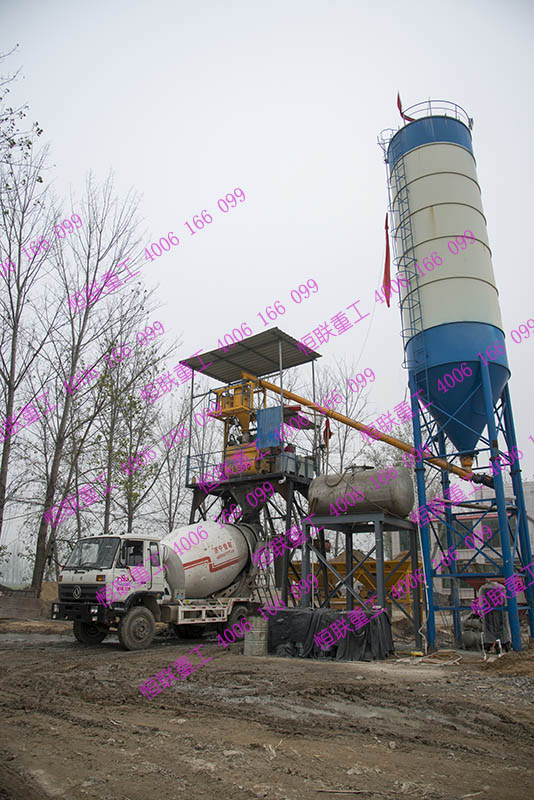 河南省新鄉(xiāng)市水泥攪拌車在小型攪拌站現(xiàn)場(chǎng)圖