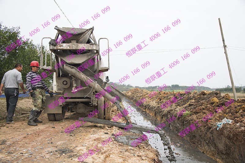 浙江衢州恒聯(lián)小型水泥攪拌車客戶分享多年的水渠施工經(jīng)驗