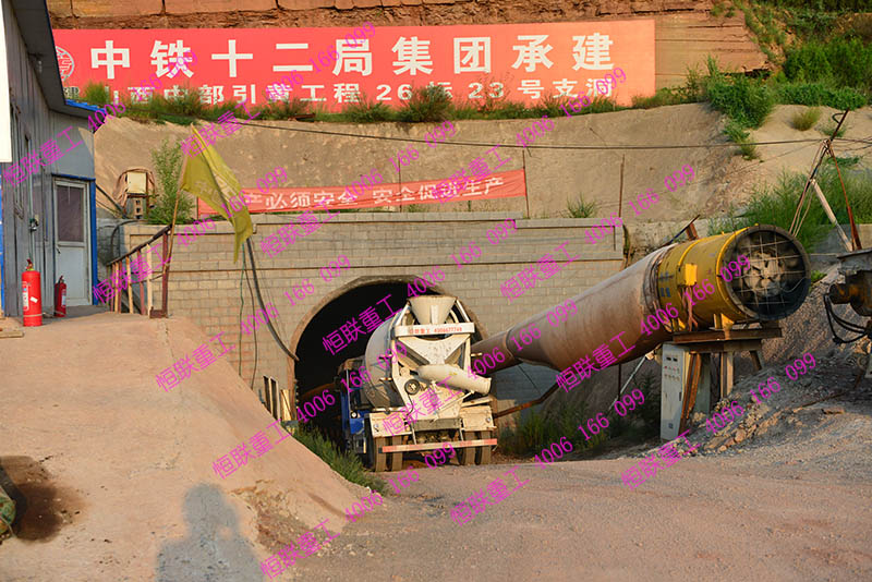 恒聯(lián)重工特別定做超窄型水泥攪拌車助力山西中部引黃隧道工程