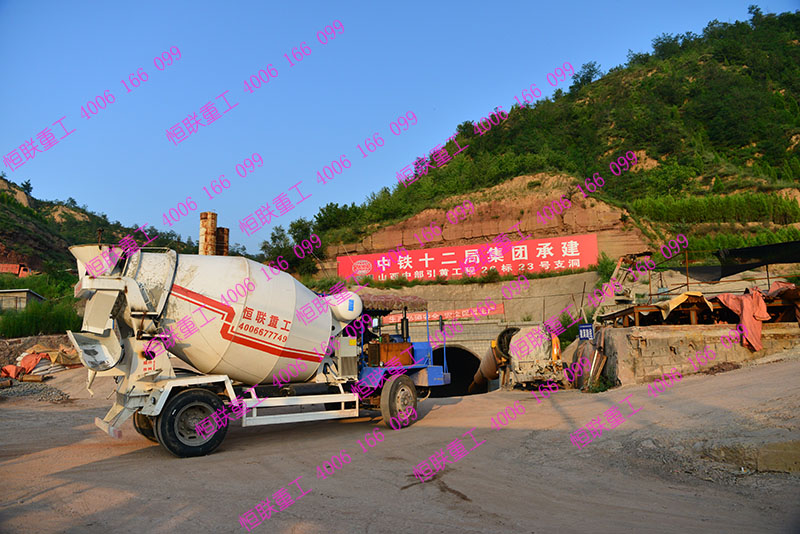 恒聯(lián)重工特別定做超窄型水泥攪拌車助力山西中部引黃隧道工程
