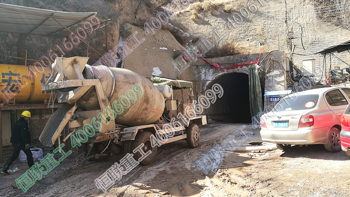 山西臨汾小型攪拌車(chē)在小型隧道施工