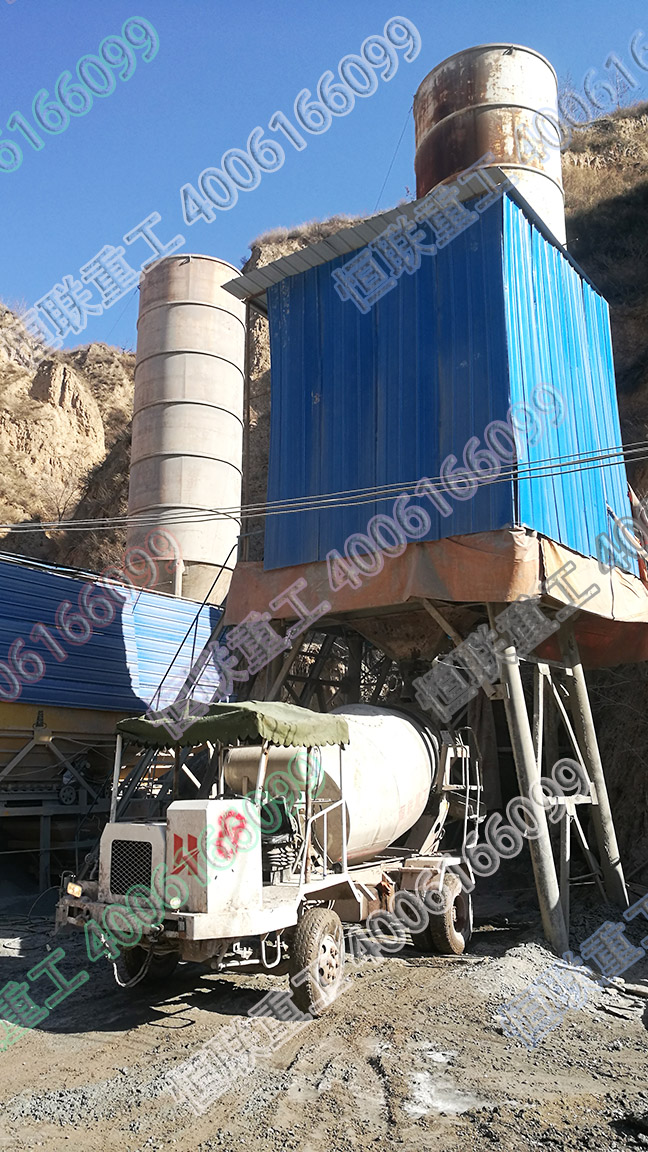 山西臨汾小型攪拌車(chē)在小型隧道施工