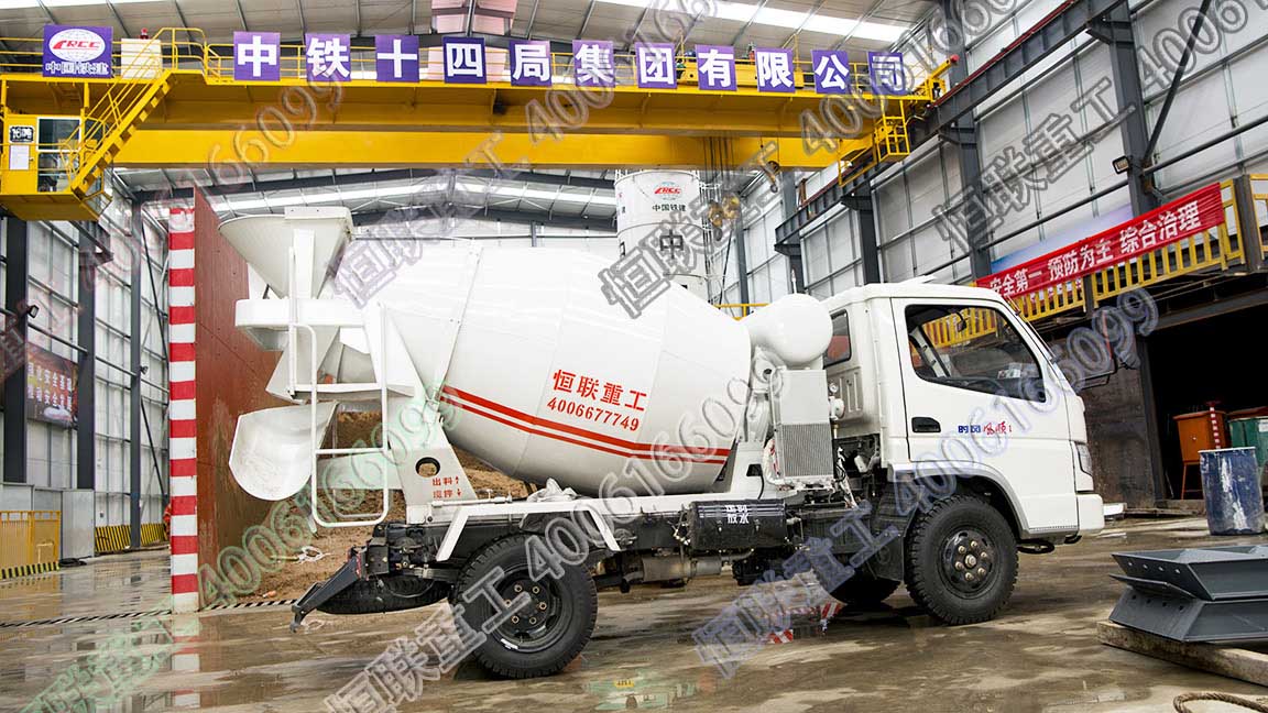 2方小型攪拌車在地鐵工地隧道施工