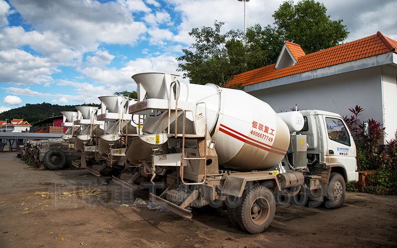 攪拌車廠在云南這里出口小型攪拌車