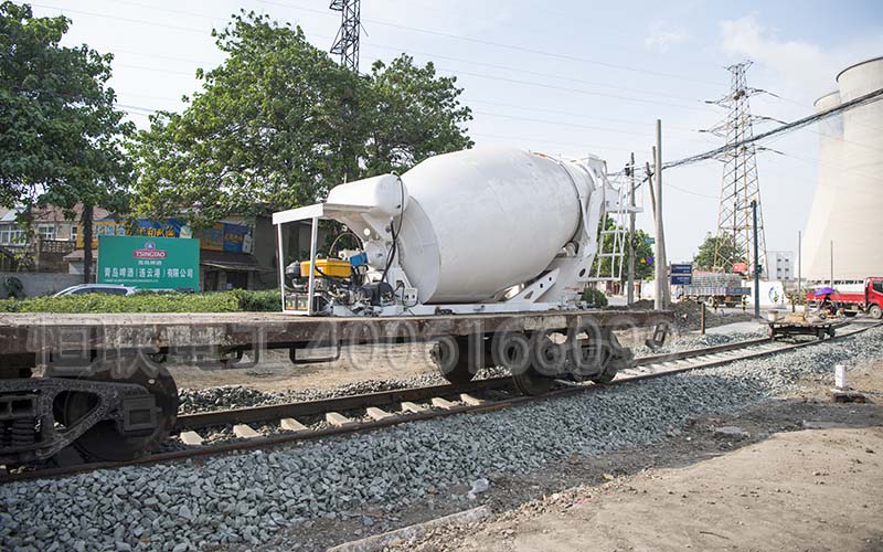 鐵路兩側(cè)護(hù)欄施工用什么水泥攪拌車