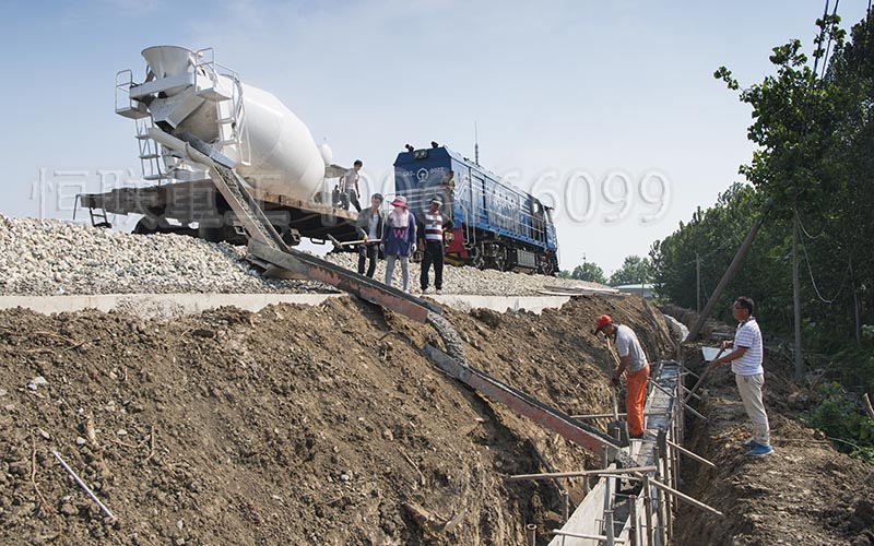 鐵路兩側(cè)護(hù)欄施工用什么水泥攪拌車