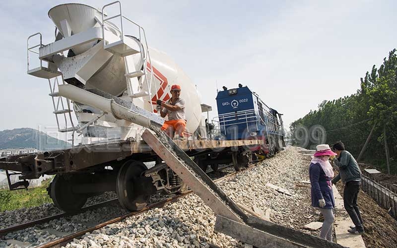 鐵路兩側(cè)護(hù)欄施工用什么水泥攪拌車