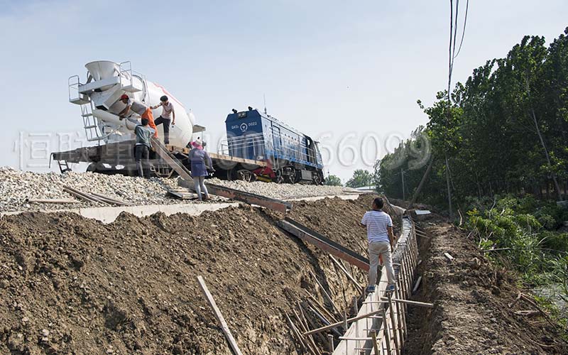 鐵路兩側(cè)護(hù)欄施工用什么水泥攪拌車