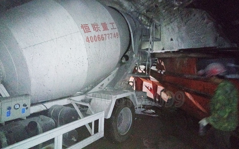 小型攪拌車在隧道內(nèi)部施工圖片