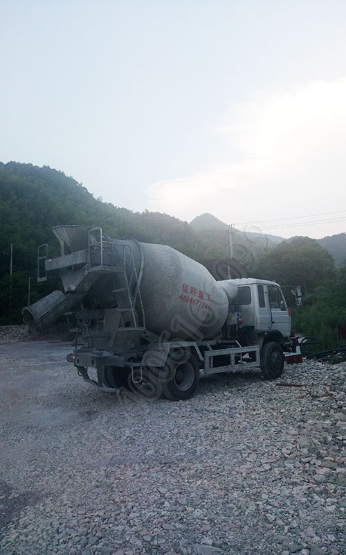 小型攪拌車在隧道內(nèi)部施工圖片