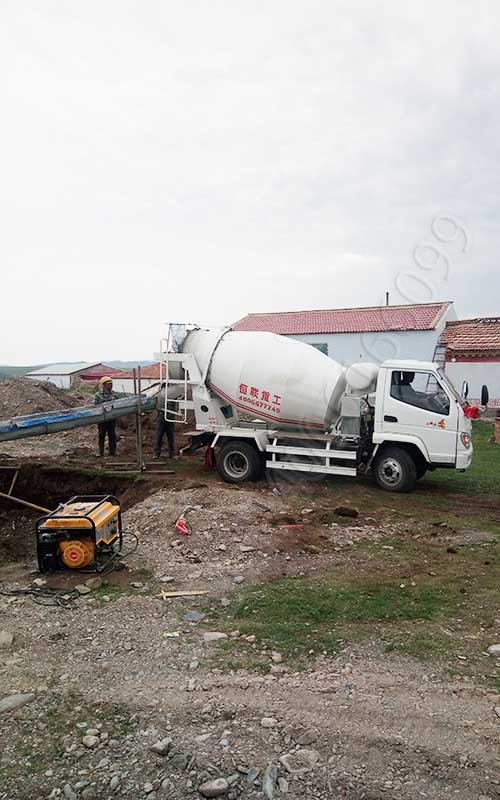 青海在哪里使用2方小型攪拌車做牧民污水處理工程