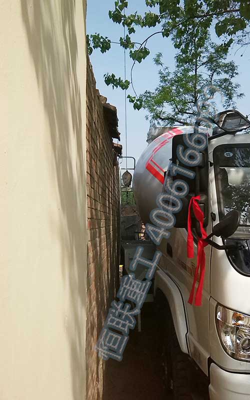6方攪拌車在農(nóng)村進(jìn)行房建施工