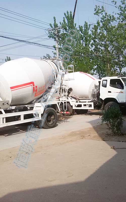 6方攪拌車在農(nóng)村進(jìn)行房建施工