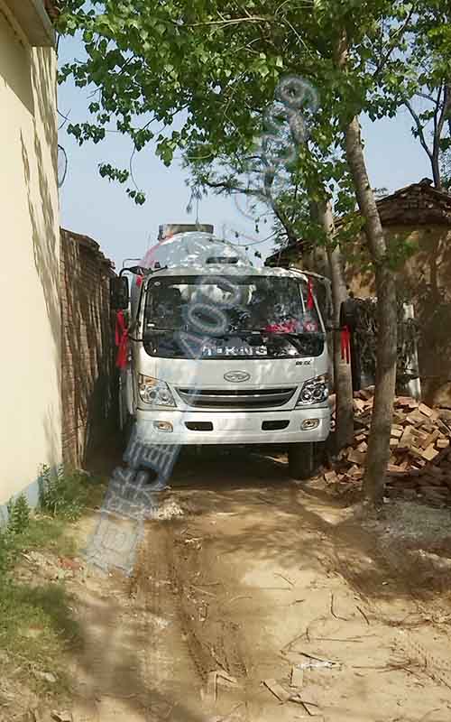 6方攪拌車在農(nóng)村進(jìn)行房建施工