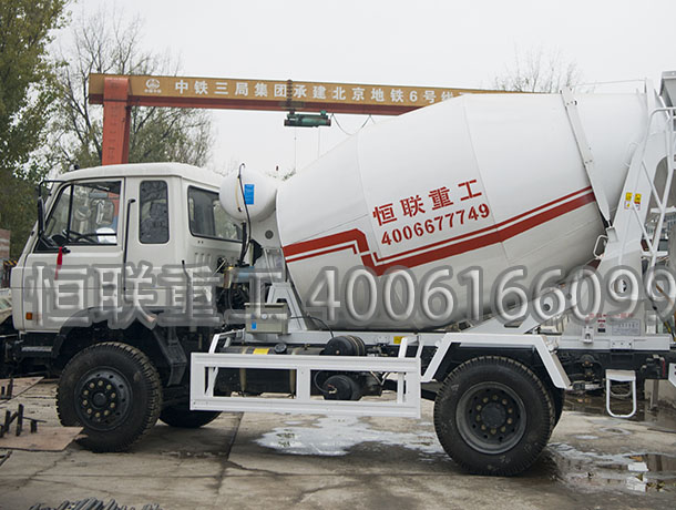 東風(fēng)6方小型攪拌車北京地鐵施工圖片。